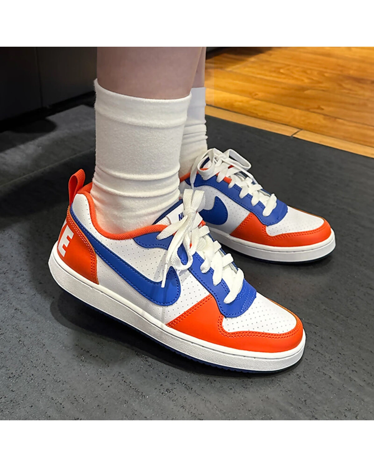 Nike Court Borough детские кеды кожаные бело-сине-оранжевые картинка