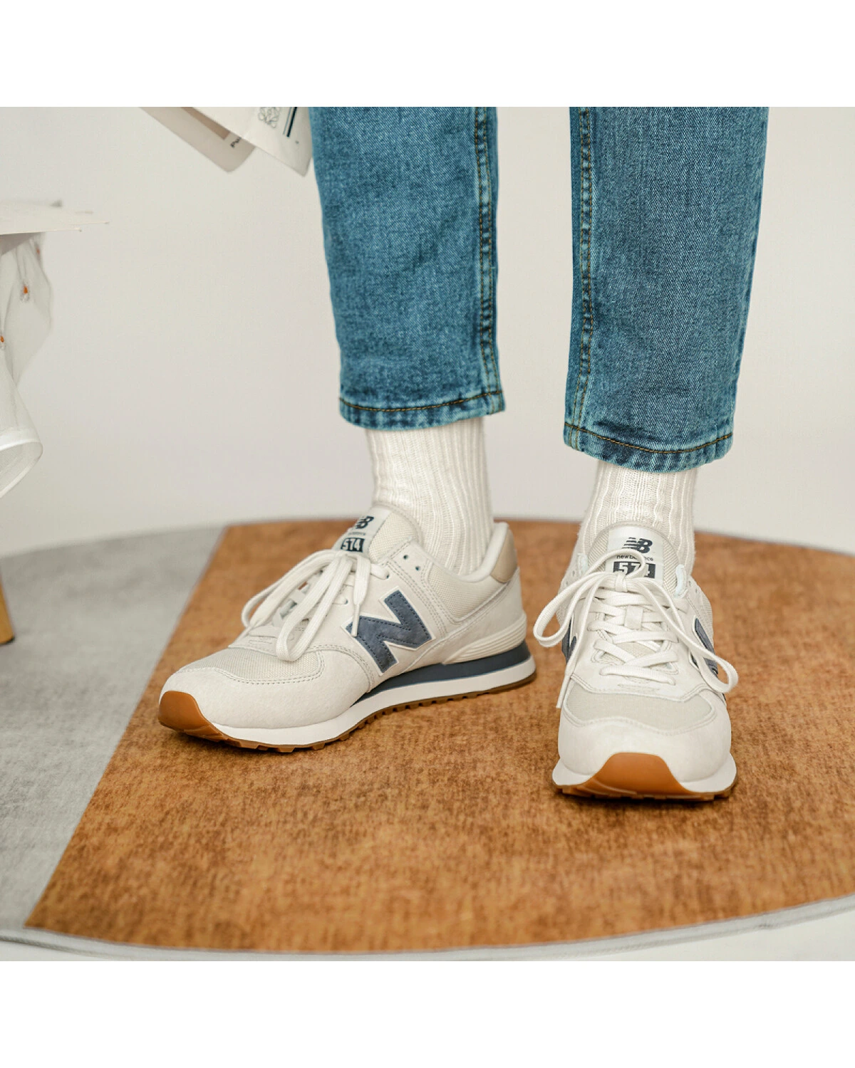New Balance 574 кроссовки серые текстильные повседневные для бега картинка