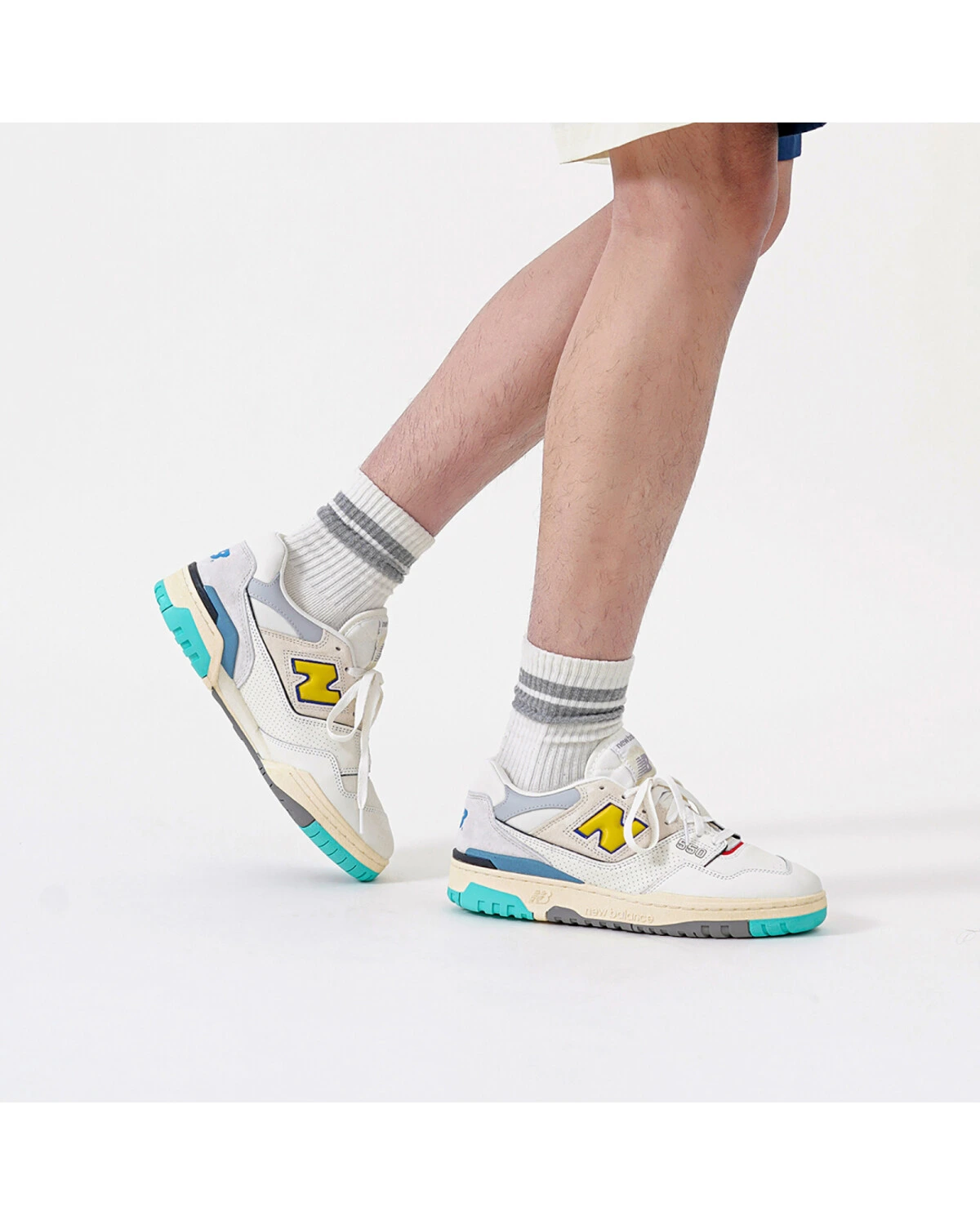 New Balance 550 unisex кроссовки белые с серо-голубыми вставками картинка