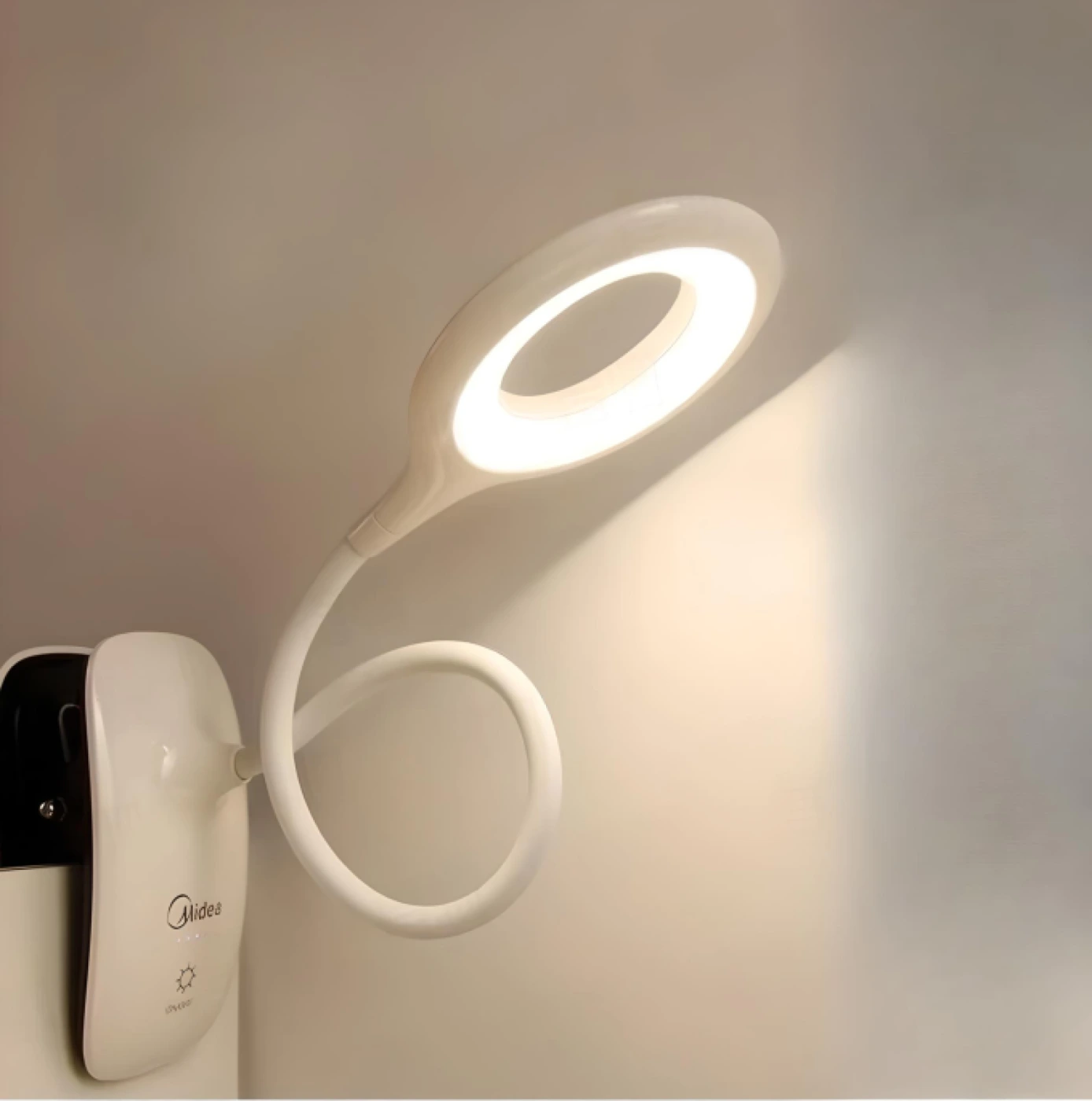 Настольная лампа Midea картинка