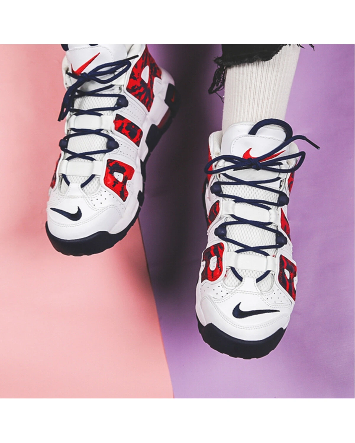 Nike Air More Uptempo детские кроссовки белые с красными вставками картинка