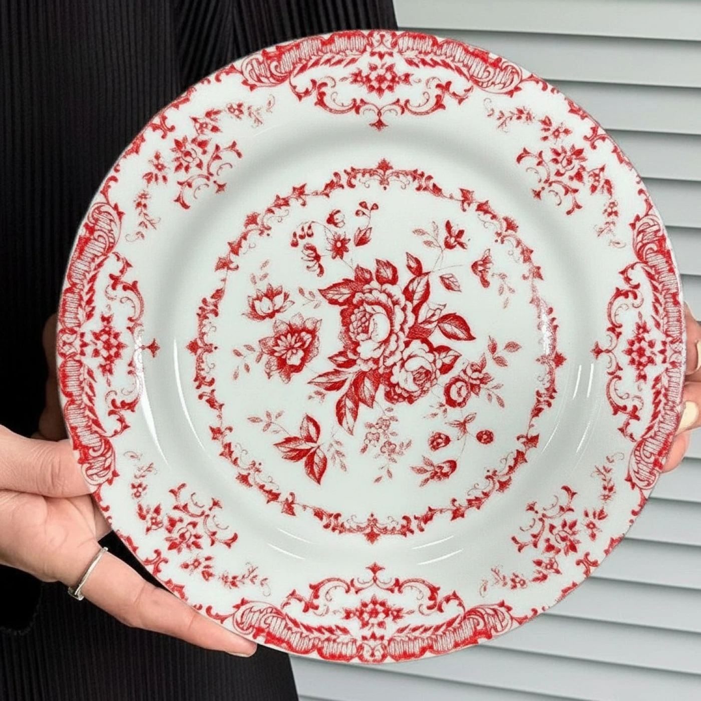 Керамическая обеденная тарелка с дизайном (Красный) картинка
