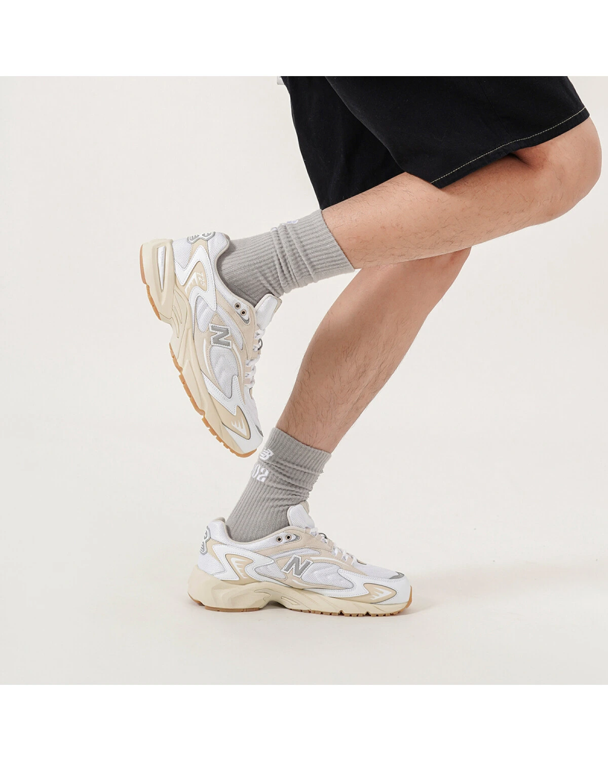 New Balance NB 725 V1 unisex кроссовки бежевые с белыми вставками картинка