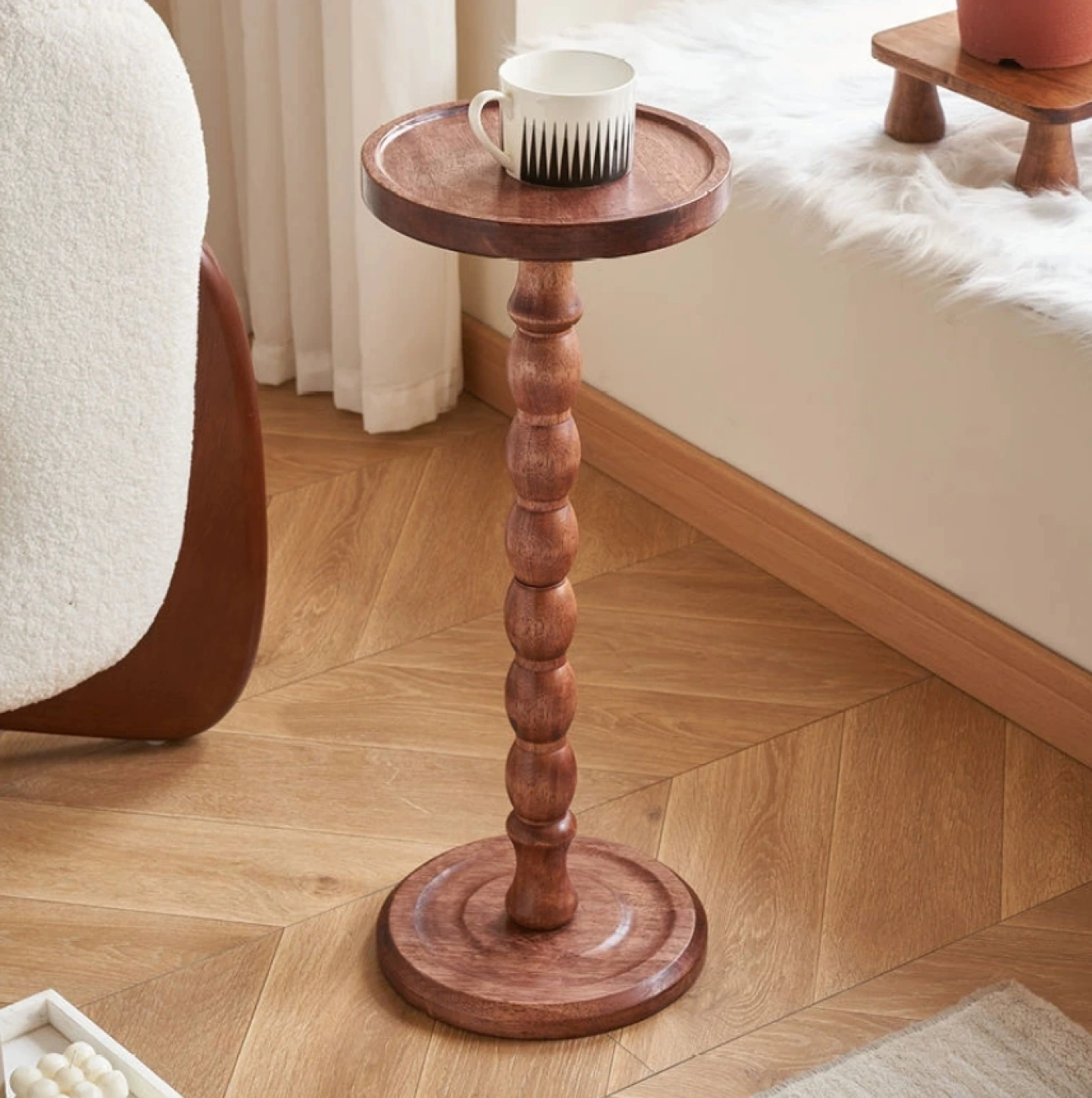 Кофейный столик из каучукового дерева картинка