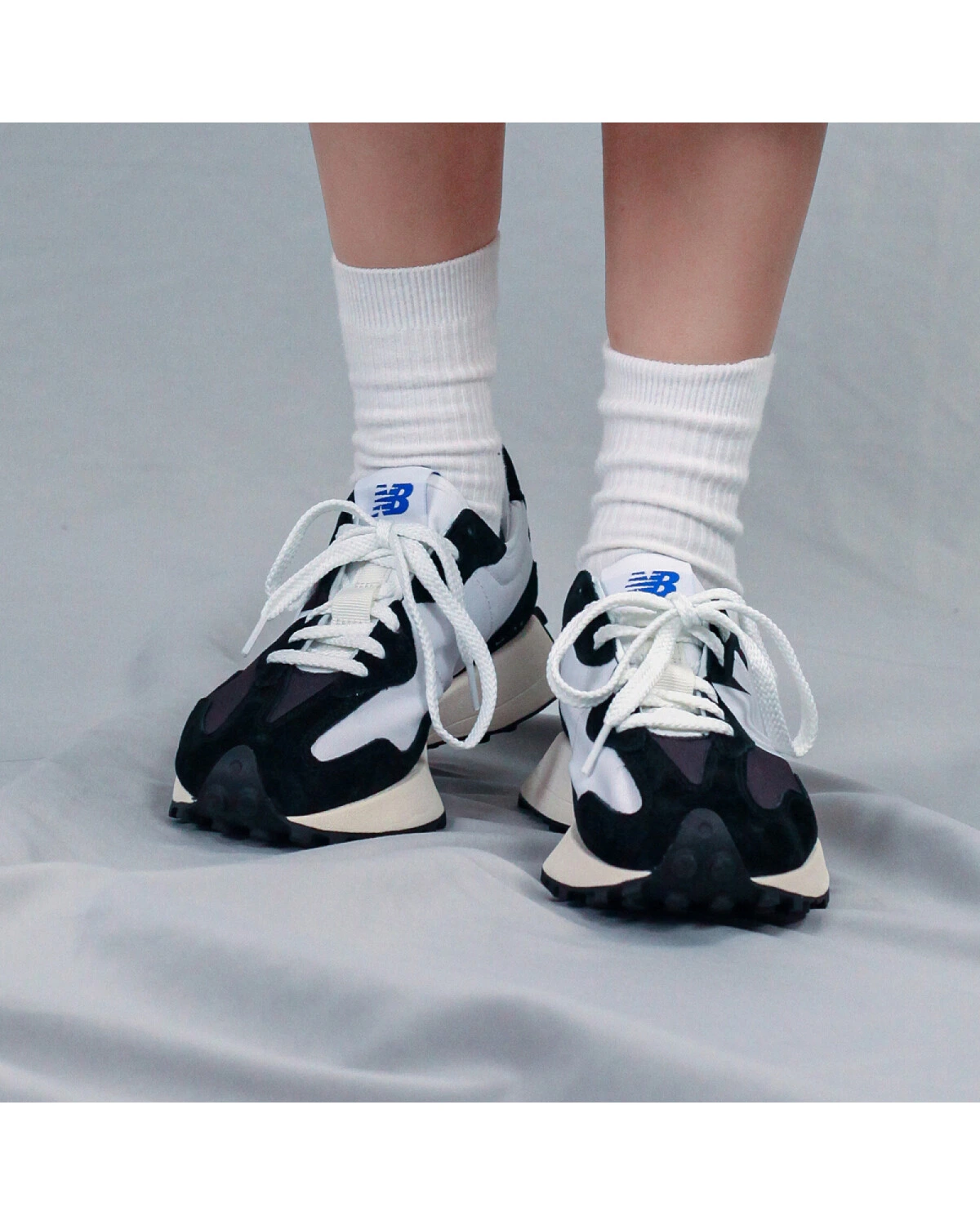 New Balance NB 327 унисекс кроссовки повседневные чёрно-белые из ткани и замши картинка