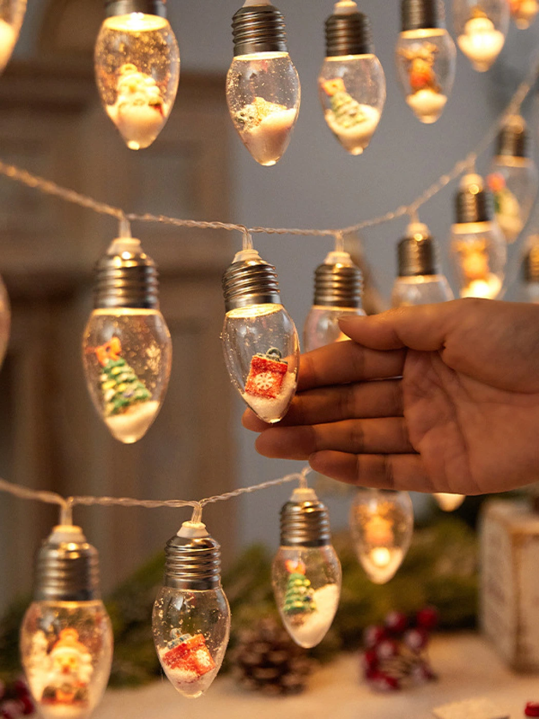 Новогодняя LED гирлянда в форме лампочек с 3D фигурками (Ёлочки) картинка