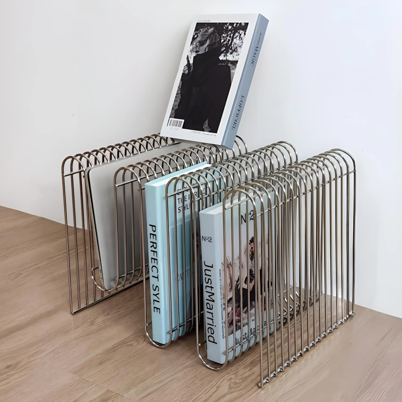 Настольная стойка для книг и газет в скандинавском стиле картинка