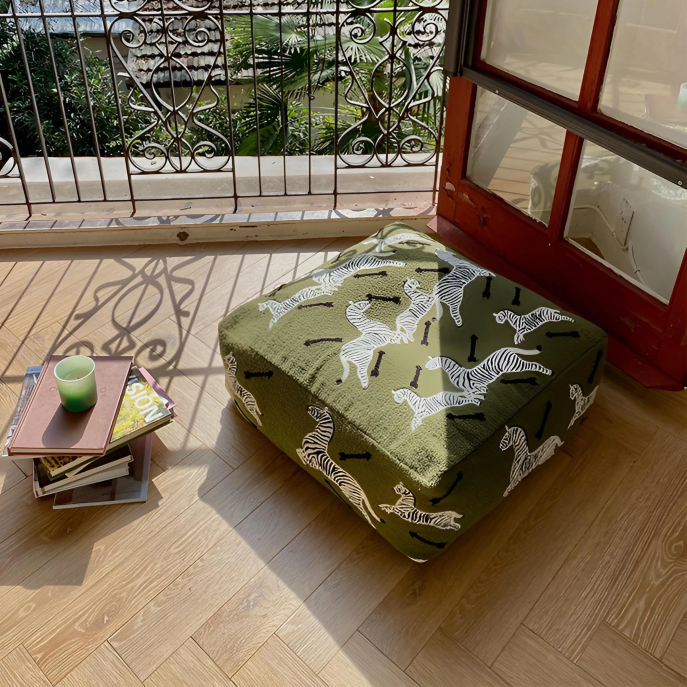 Пуф в марокканском стиле с вышивкой картинка