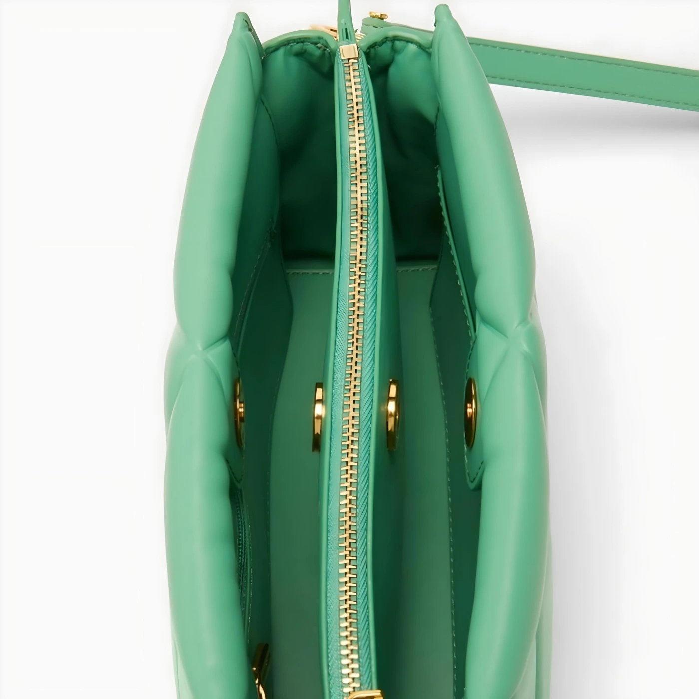 Стильная сума через плечо CHARLES&KEITH картинка