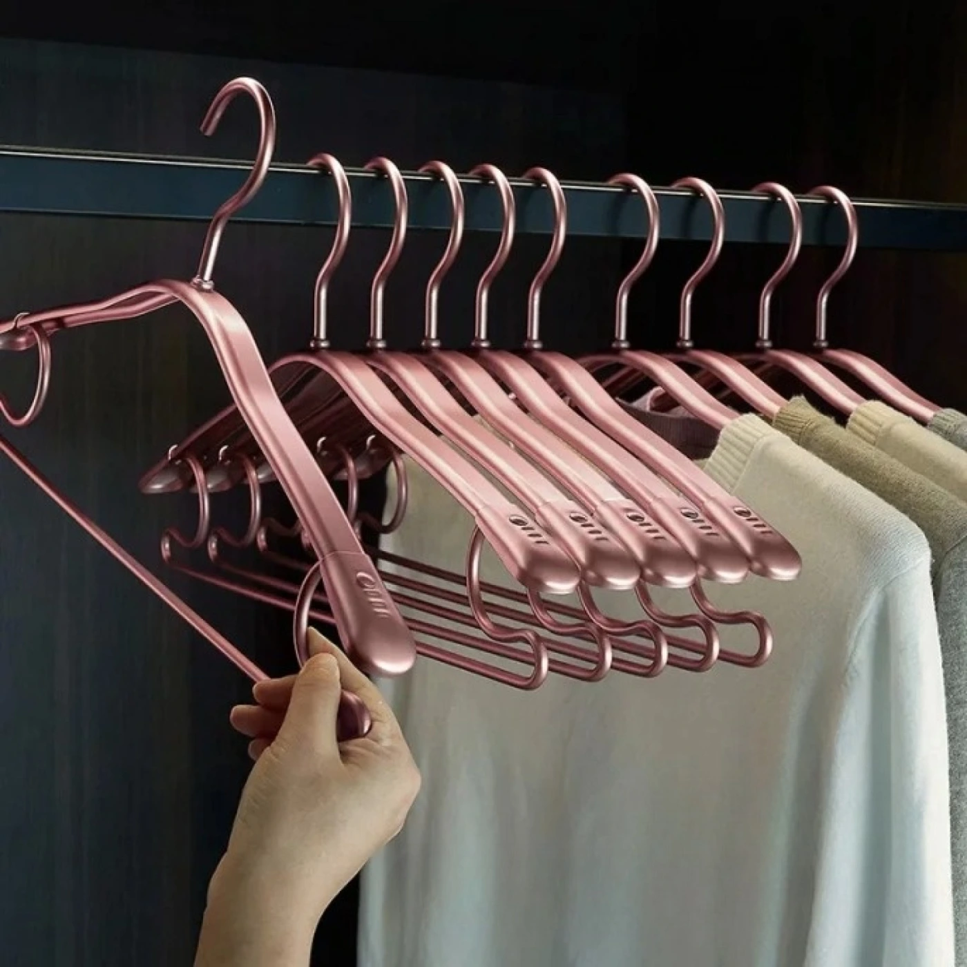Роскошные вешалки-плечики для одежды. (Розово-золотой) картинка