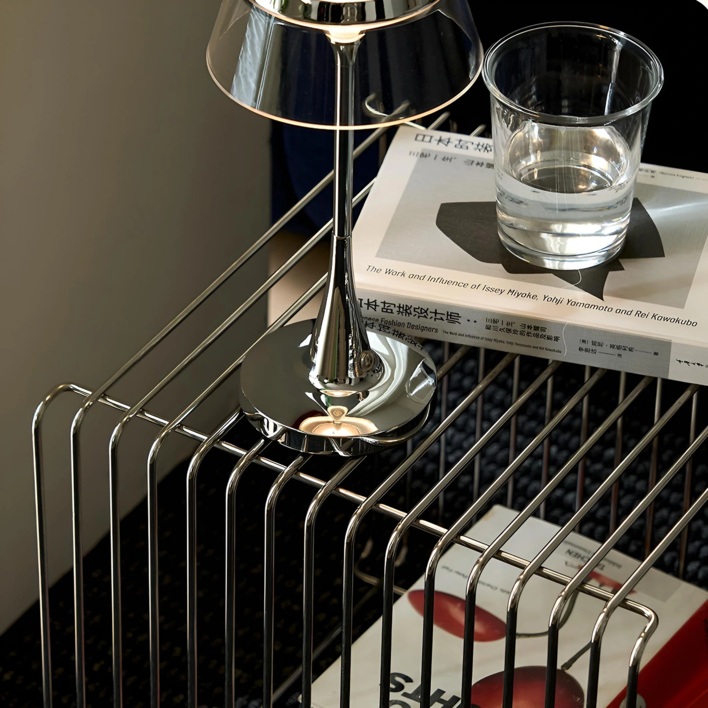 Металлический приставной столик-полка картинка