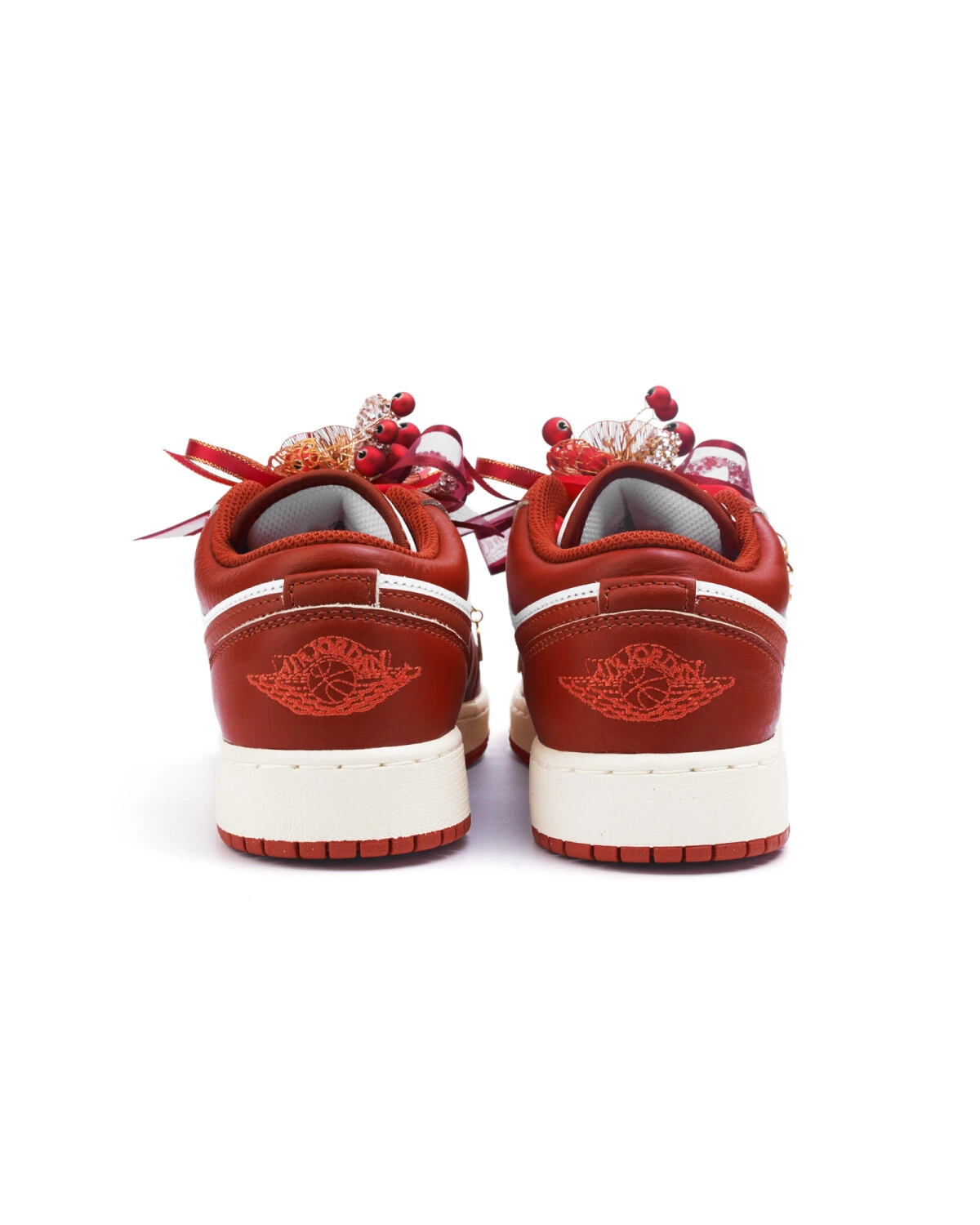 Jordan Air Jordan 1 GS женские кроссовки красные с жемчужными подвесками картинка