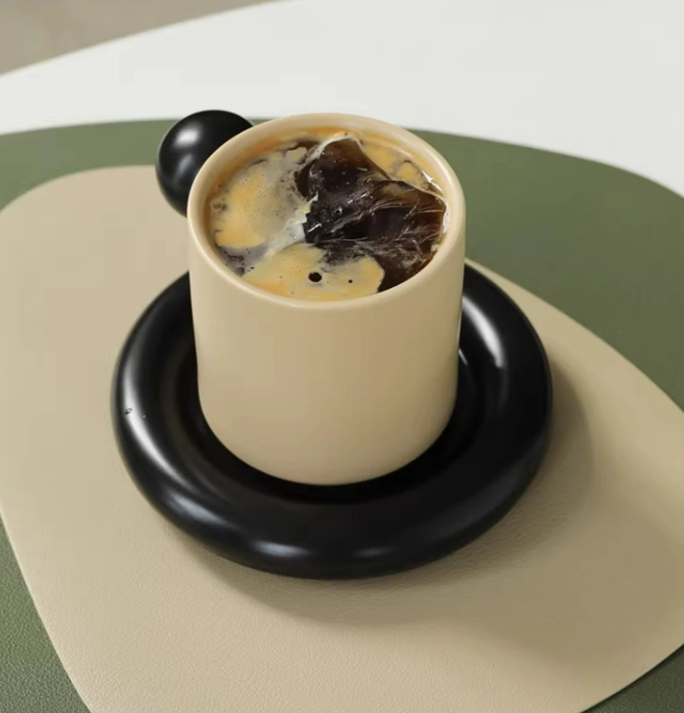 Кофейная чашка с шарообразной ручкой и матовой поверхностью (бежевый, черный) картинка