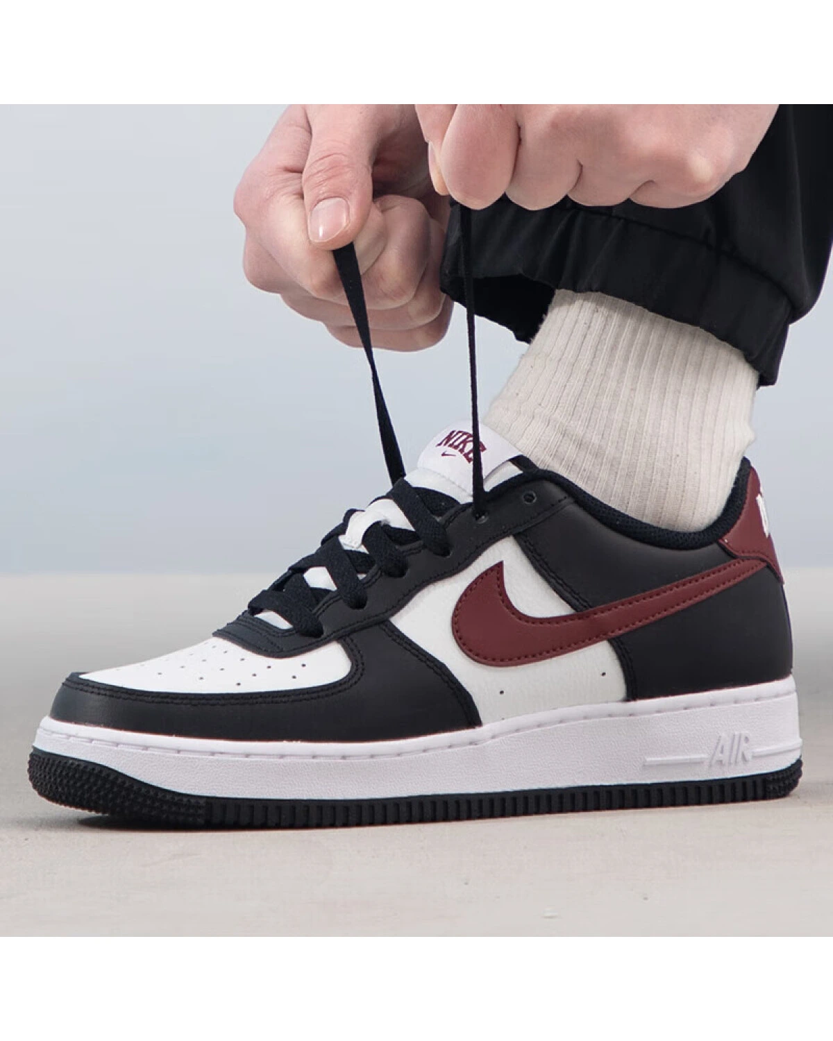 Nike Air Force 1 детские кроссовки черно-белые картинка