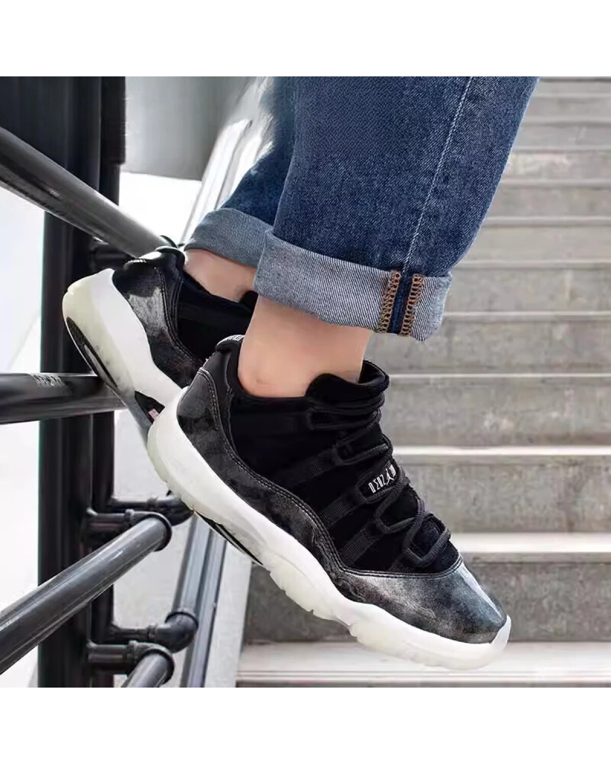 Jordan Air Jordan 11 Low Barons детские кроссовки для баскетбола черные из лаковой кожи картинка
