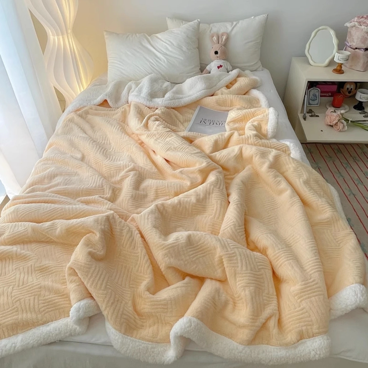 Плюшевое одеяло «Кролик» (кремово-желтое) картинка