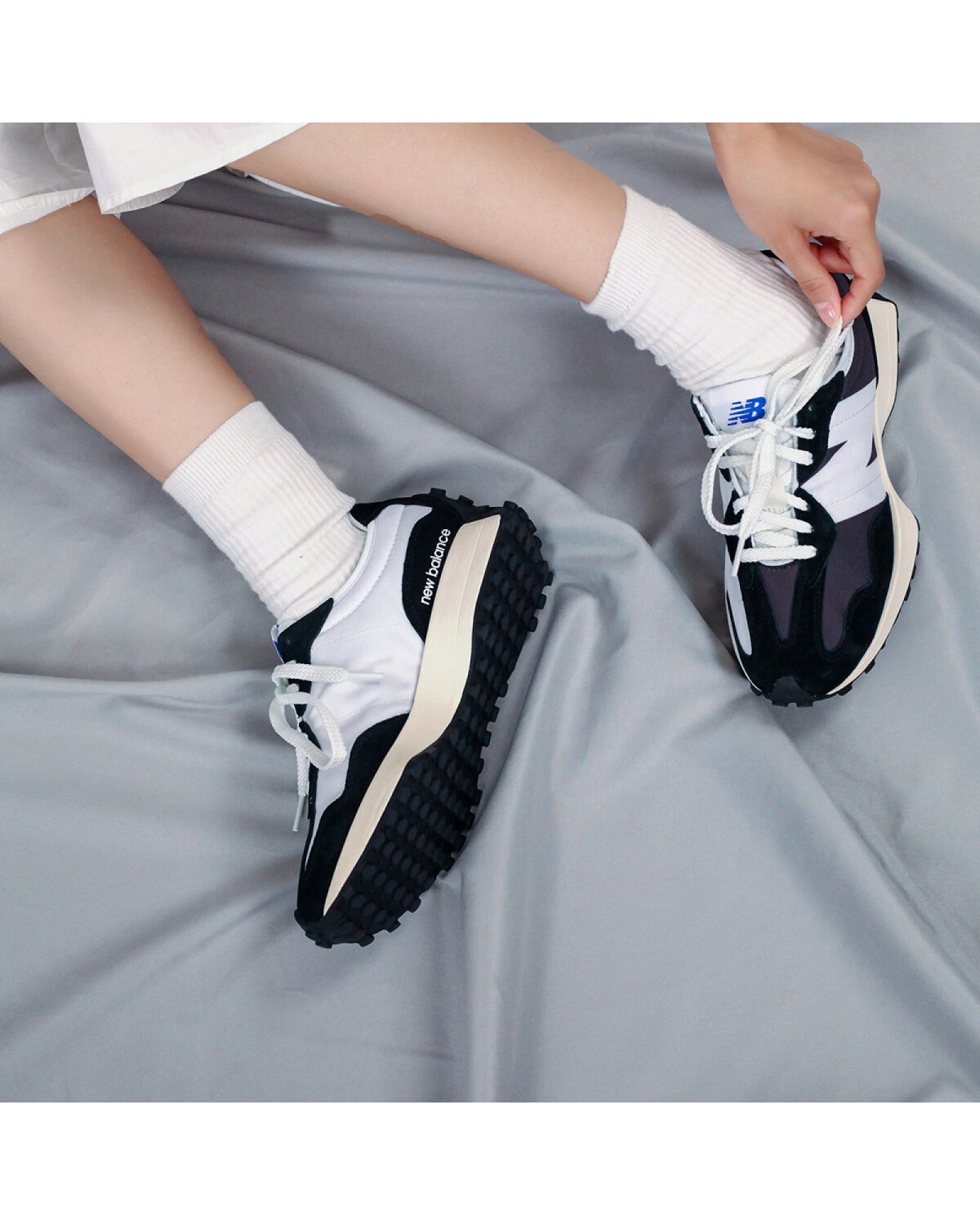 New Balance NB 327 унисекс кроссовки повседневные чёрно-белые из ткани и замши картинка