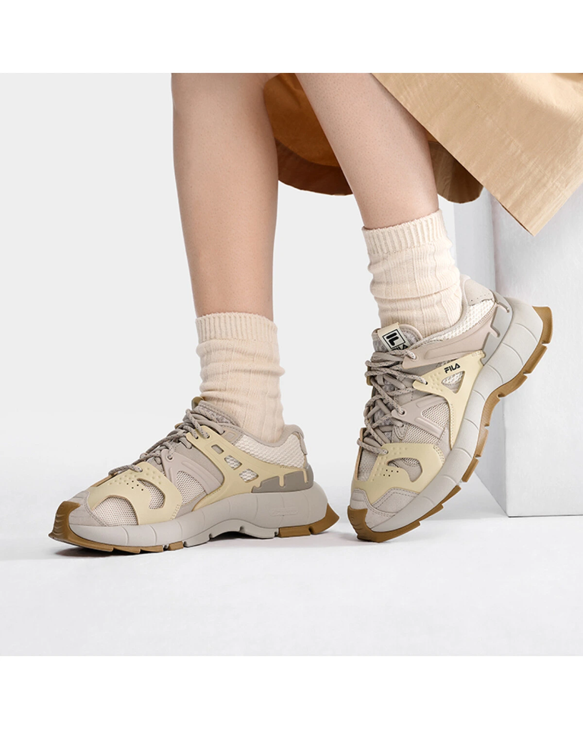 FILA INSETTO женские кроссовки текстильные бежевые картинка