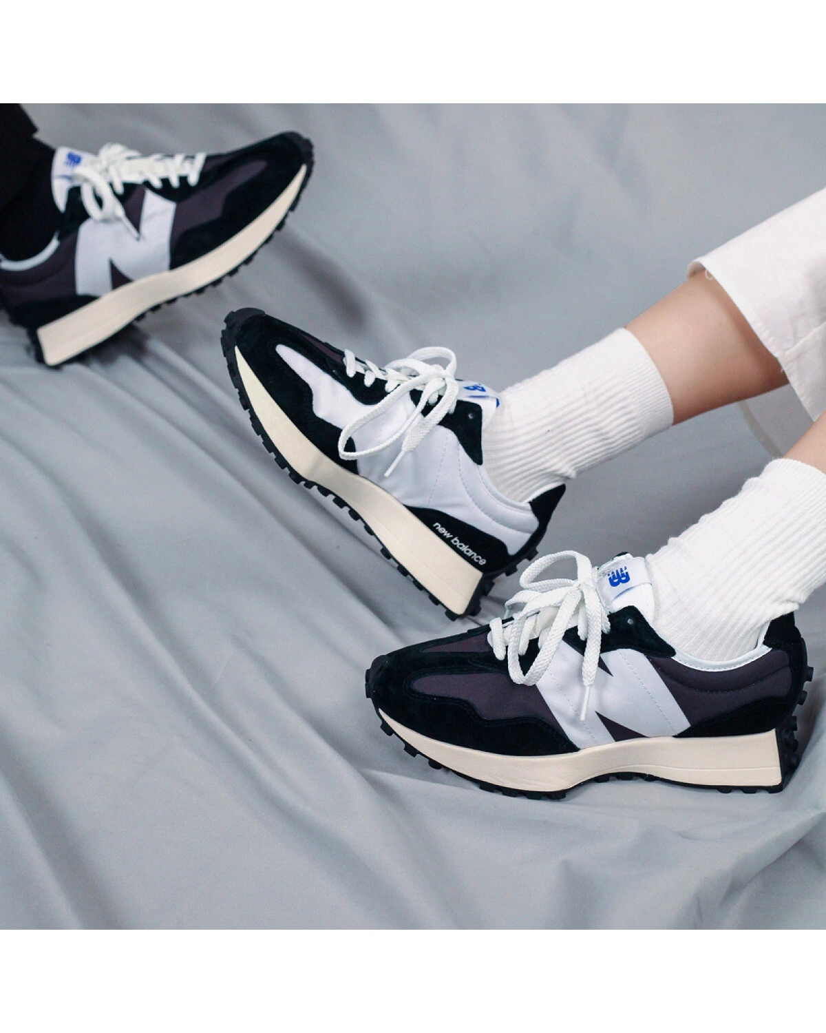 New Balance NB 327 унисекс кроссовки повседневные чёрно-белые из ткани и замши картинка
