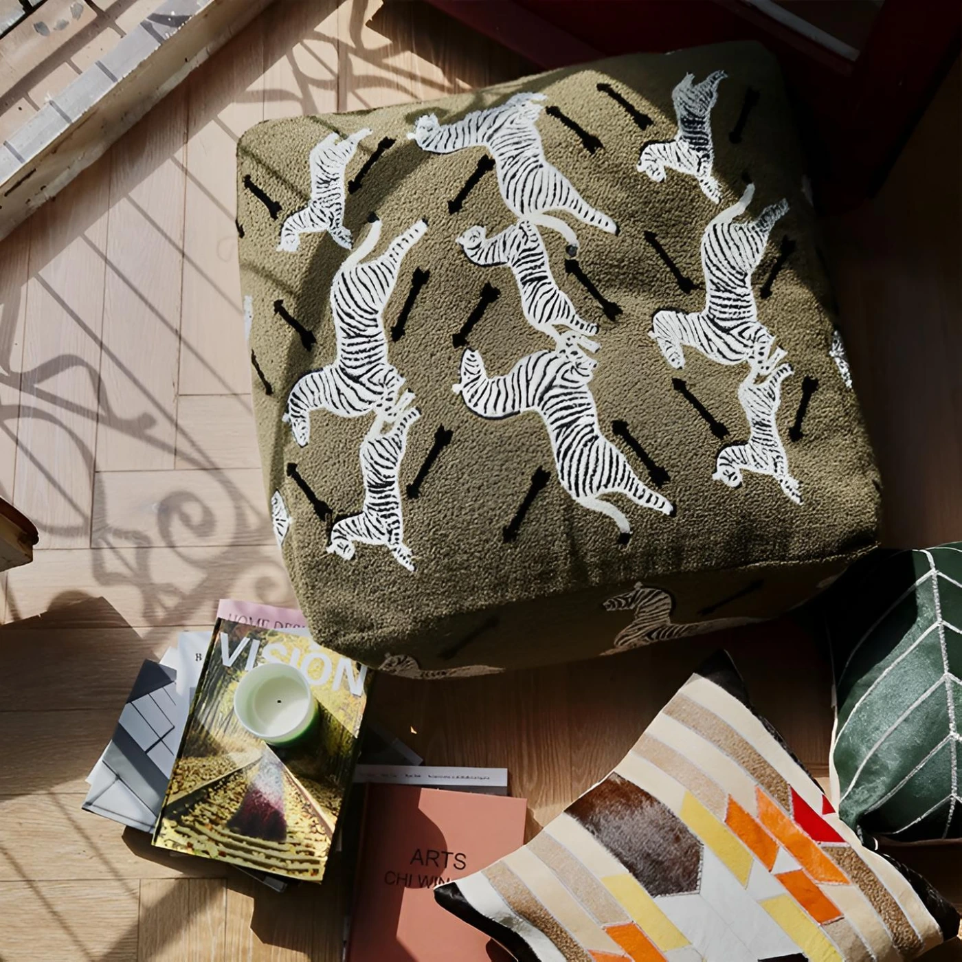 Пуф в марокканском стиле с вышивкой картинка