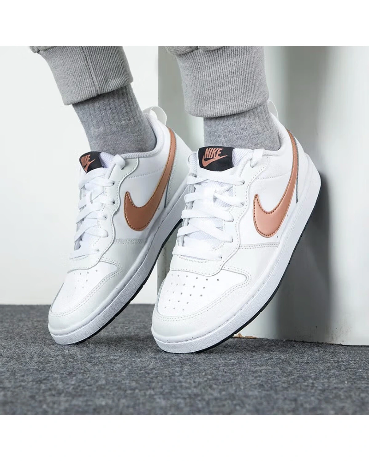 Nike Court Borough Low 2 детские кеды белые с золотым картинка