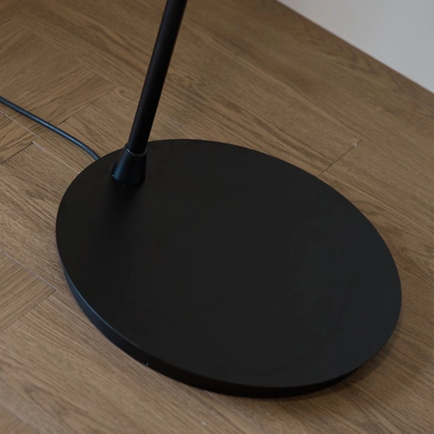 Напольная лампа с плоским абажуром картинка