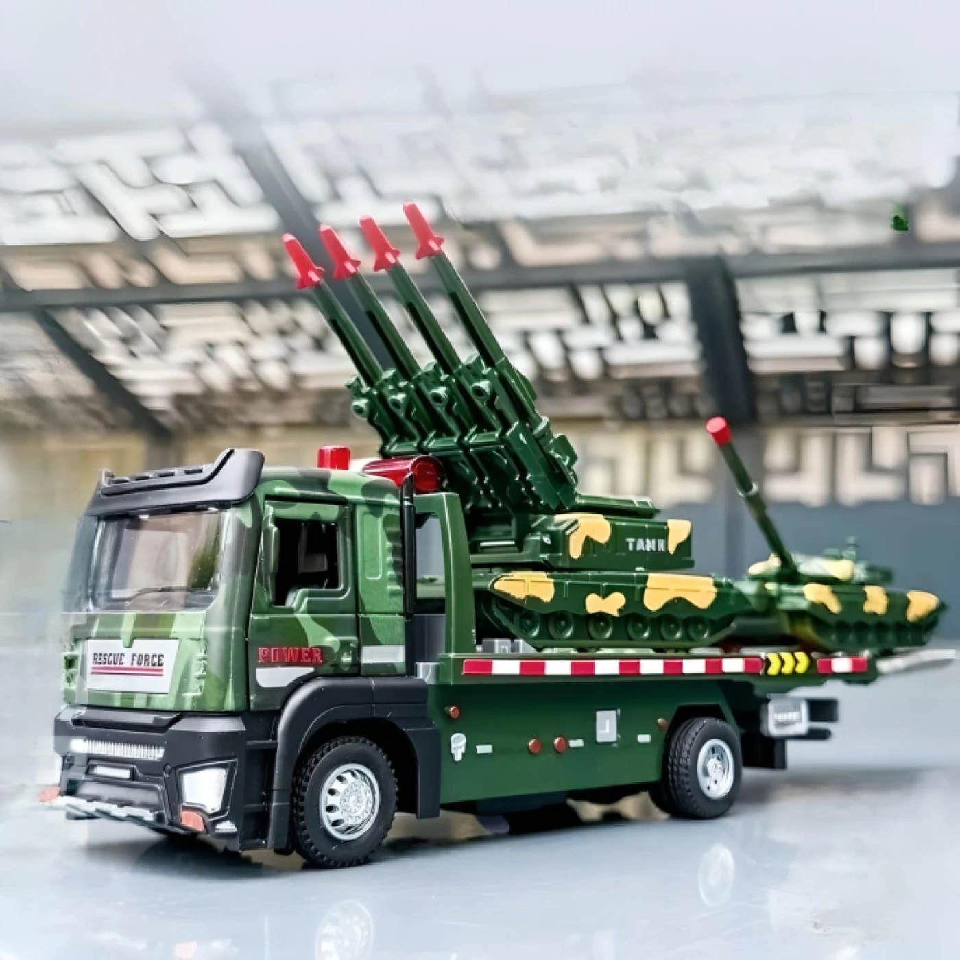 Военный танк-транспортер для детей картинка