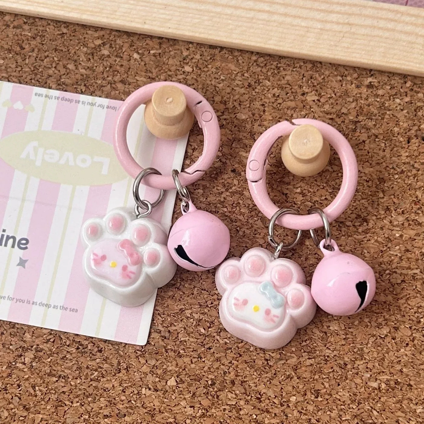 Брелок в виде кошачьей лапки (белая) картинка