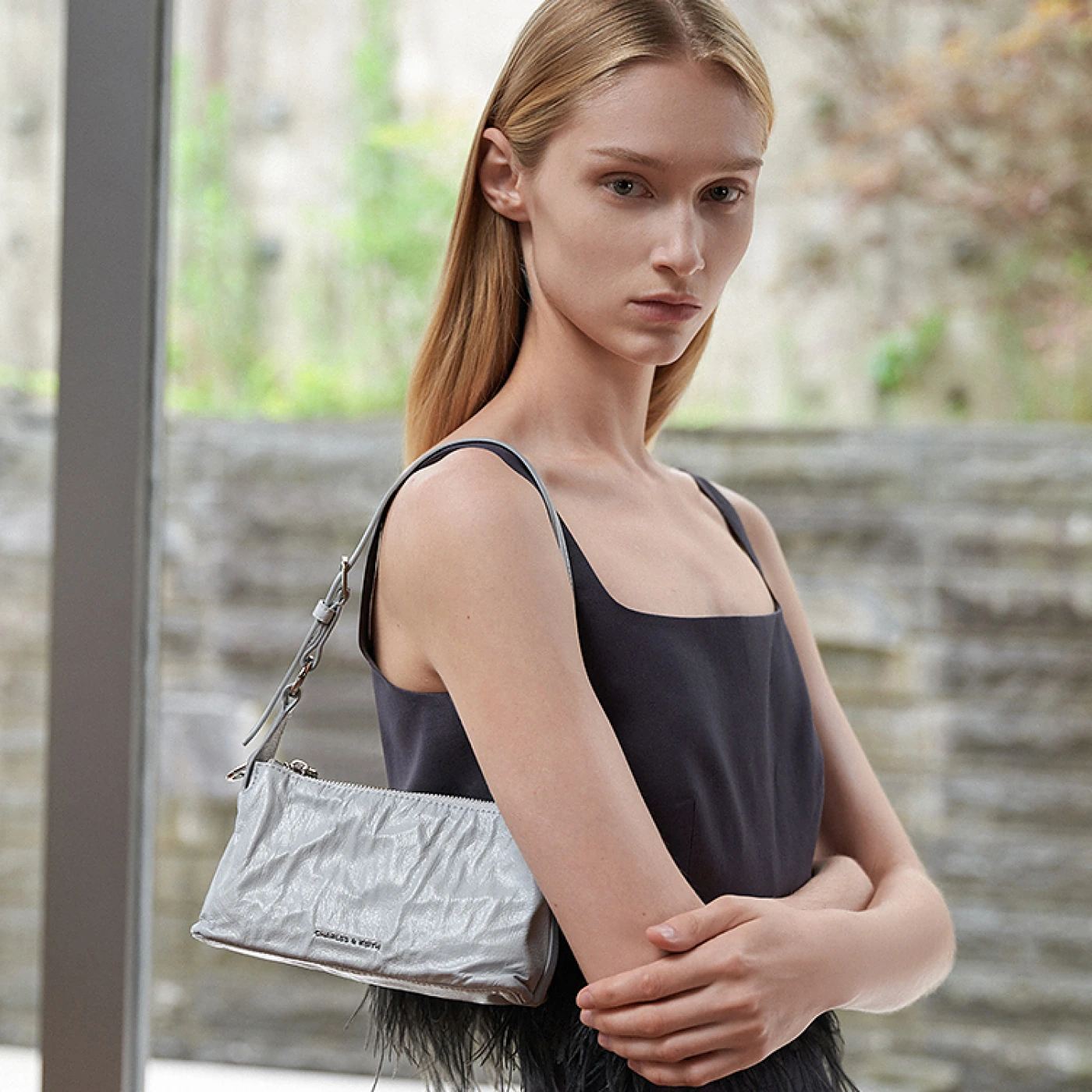 Квадратная сумка-мессенджер CHARLES&KEITH картинка