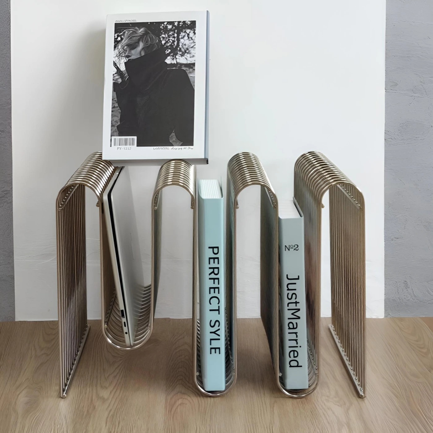 Настольная стойка для книг и газет в скандинавском стиле картинка