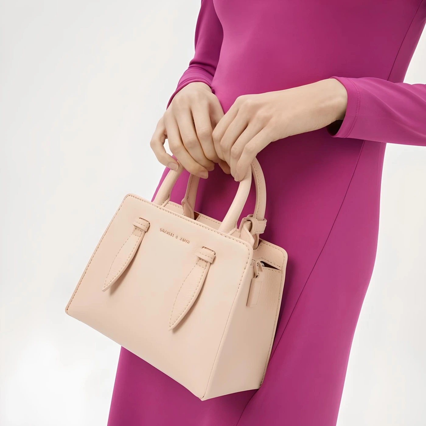 Стильная сумка-мессенджер CHARLES&KEITH картинка