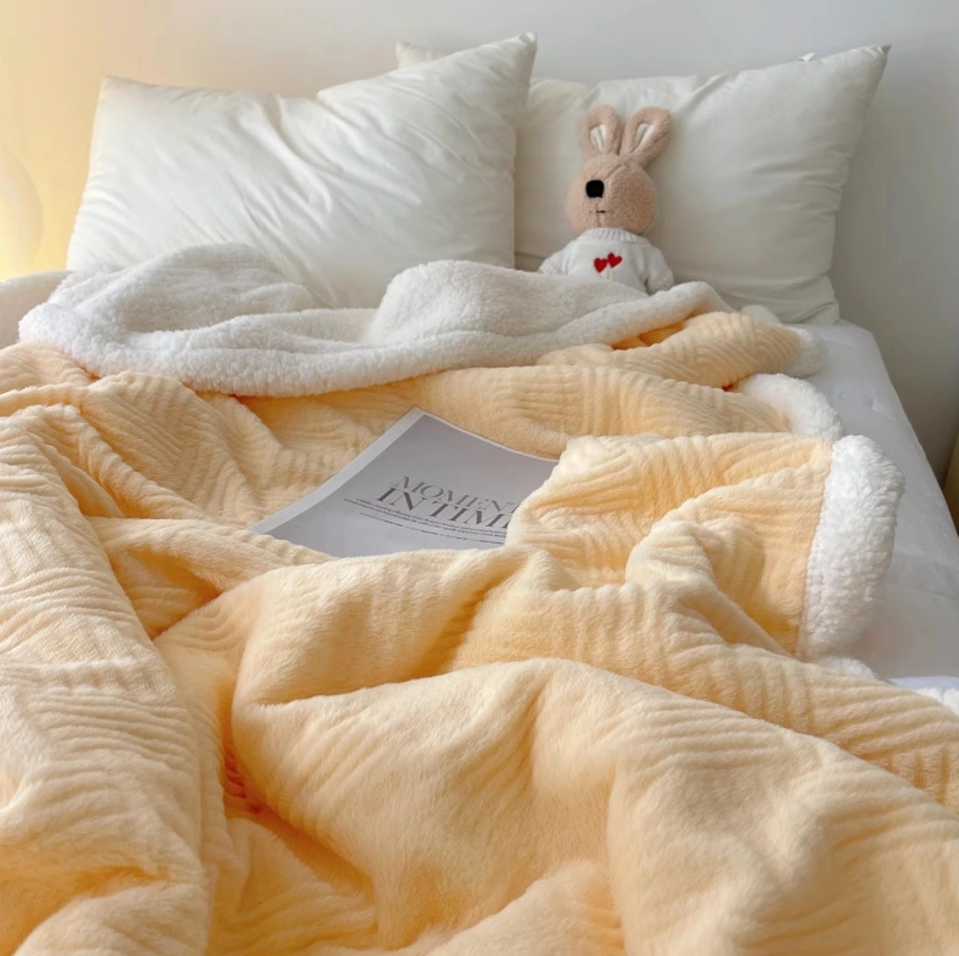 Плюшевое одеяло «Кролик» (кремово-желтое) картинка