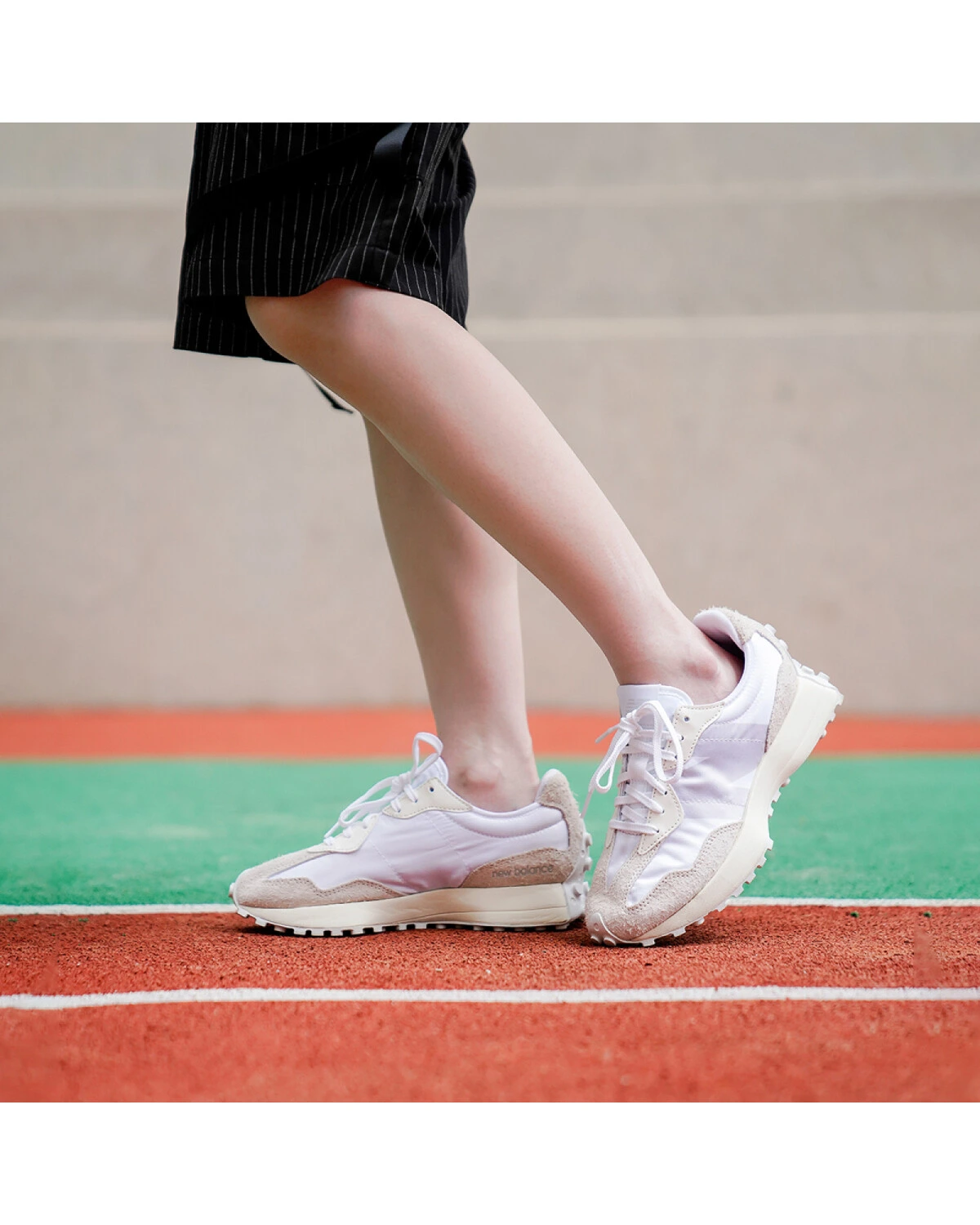 New Balance NB 327 женские кроссовки повседневные бело-серые из ткани и кожи картинка