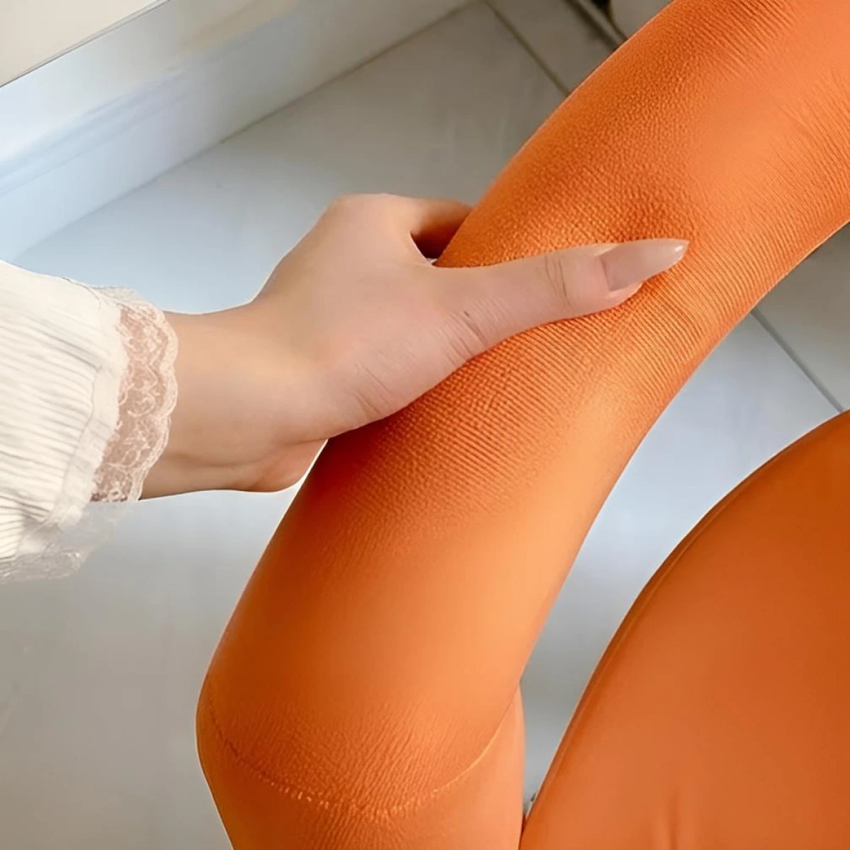 Акцентное дизайнерское кресло с велюровой обивкой (Оранжевый) картинка