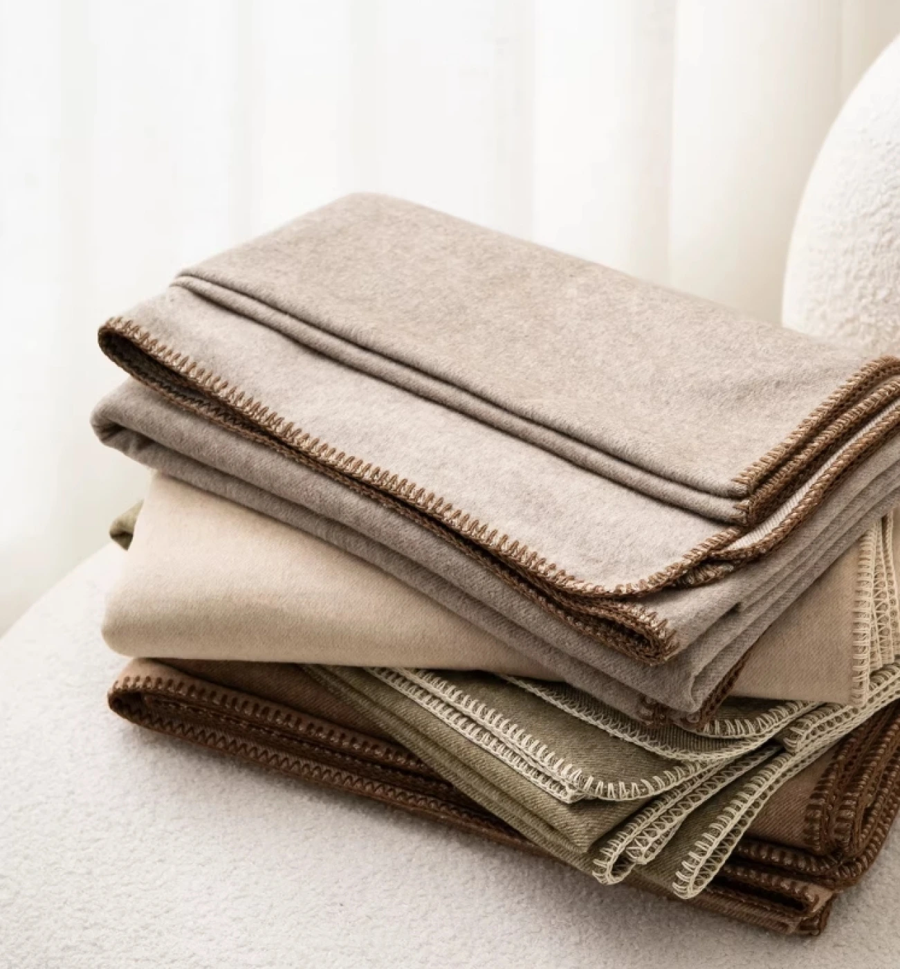 Плед декоративный на кровать, шерсть с полиэстером (серо-коричневый) картинка