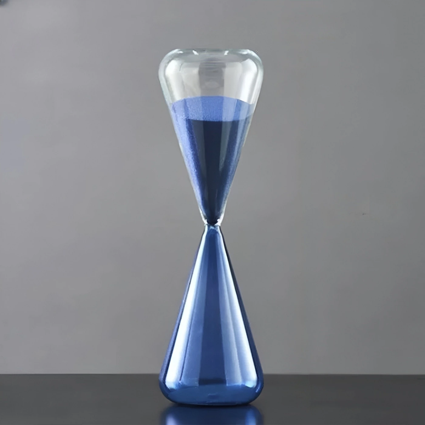 Изящные стеклянные песочные часы картинка