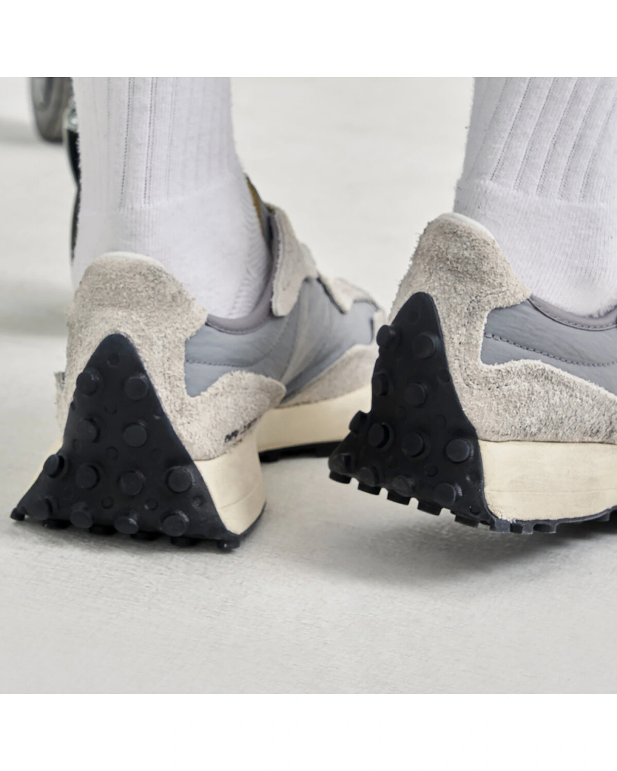 New Balance NB 327 унисекс кроссовки беговые из синтетики серые картинка