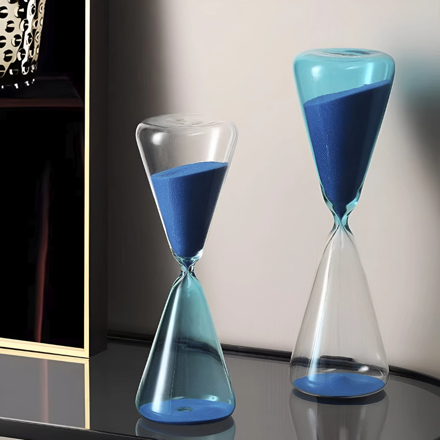 Изящные стеклянные песочные часы картинка