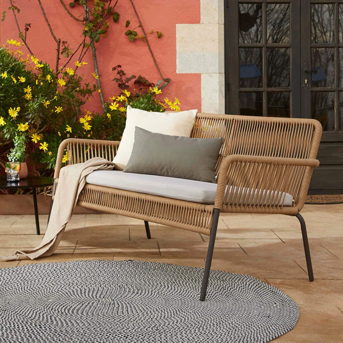 Садовый двухместный диван с реечным плетением картинка