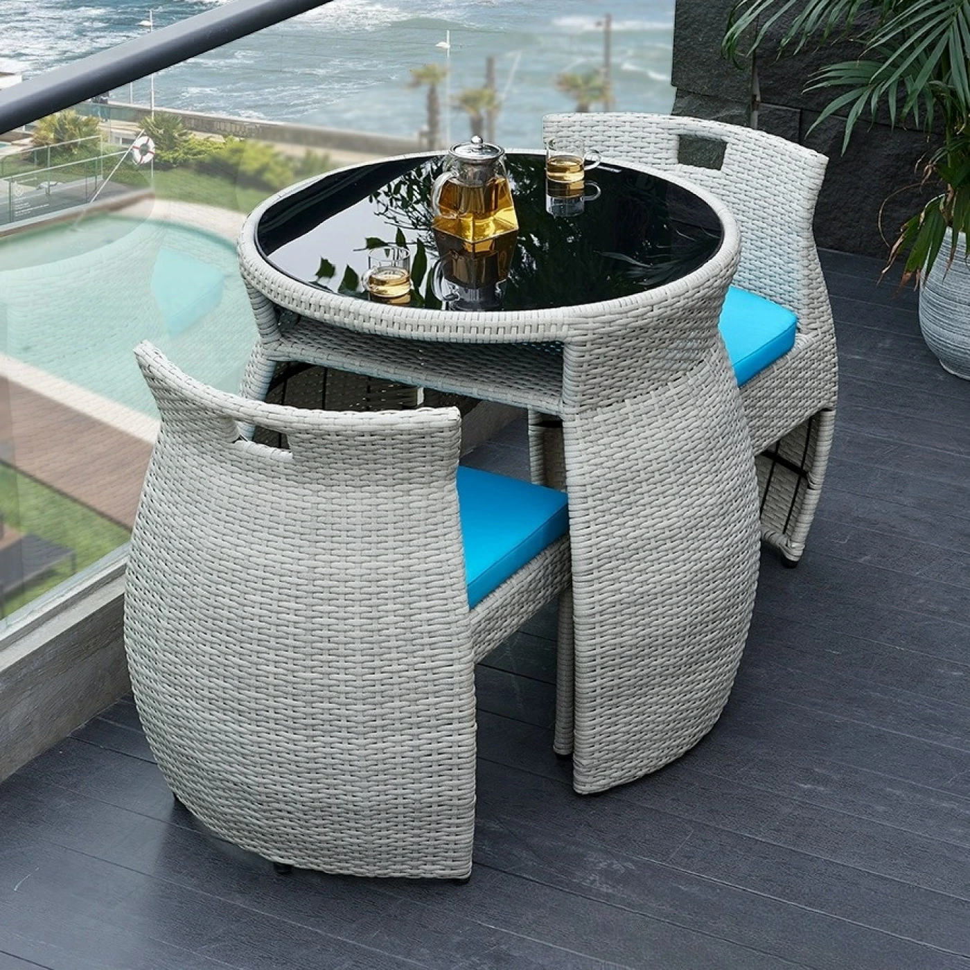 Деревянный стол для террасы со стульями картинка