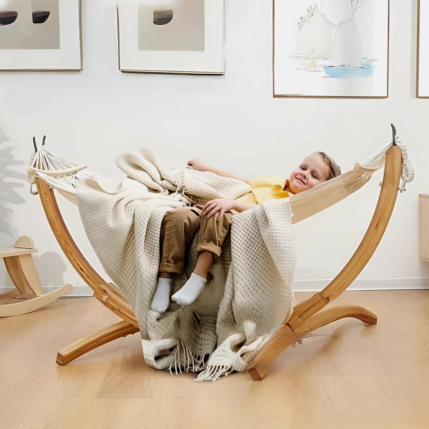 Детский гамак-качели с деревянной стойкой картинка