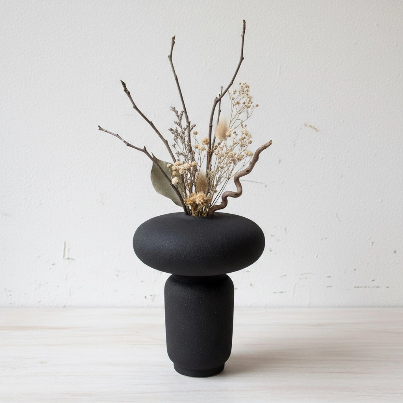 Чёрная матовая ваза в стиле минимализм, ваби-саби картинка
