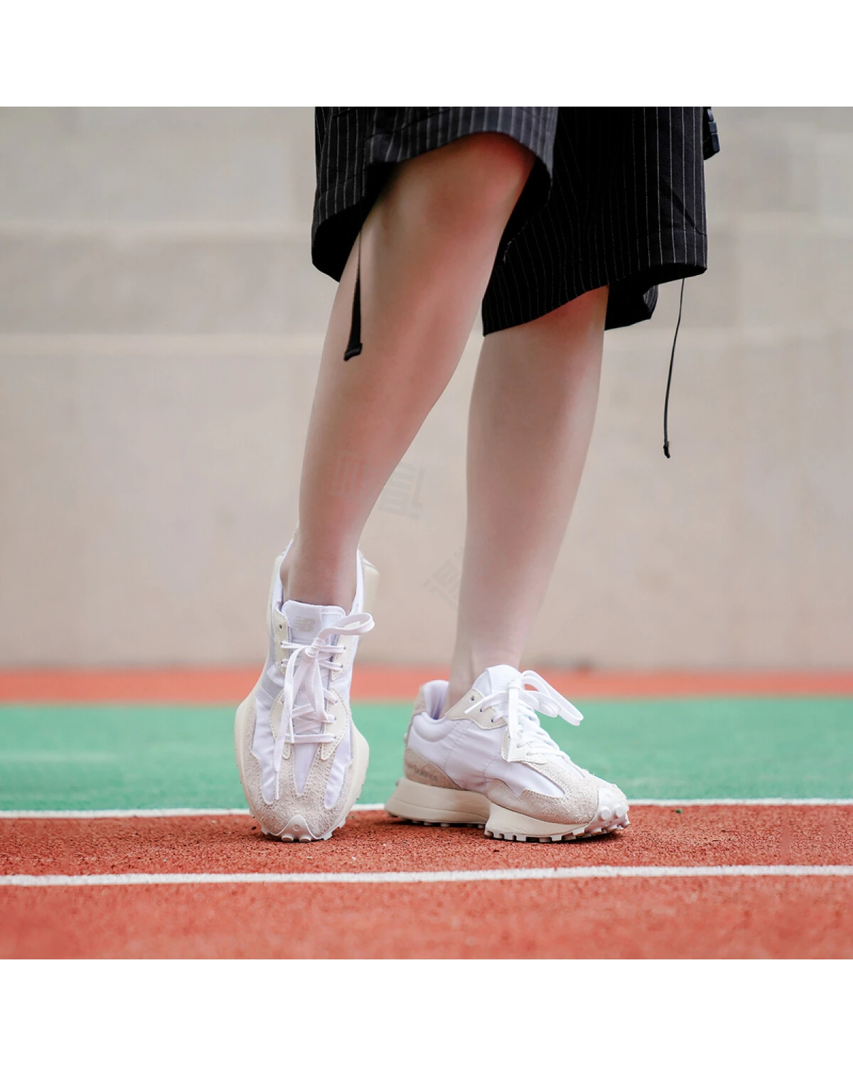New Balance NB 327 женские кроссовки повседневные бело-серые из ткани и кожи картинка