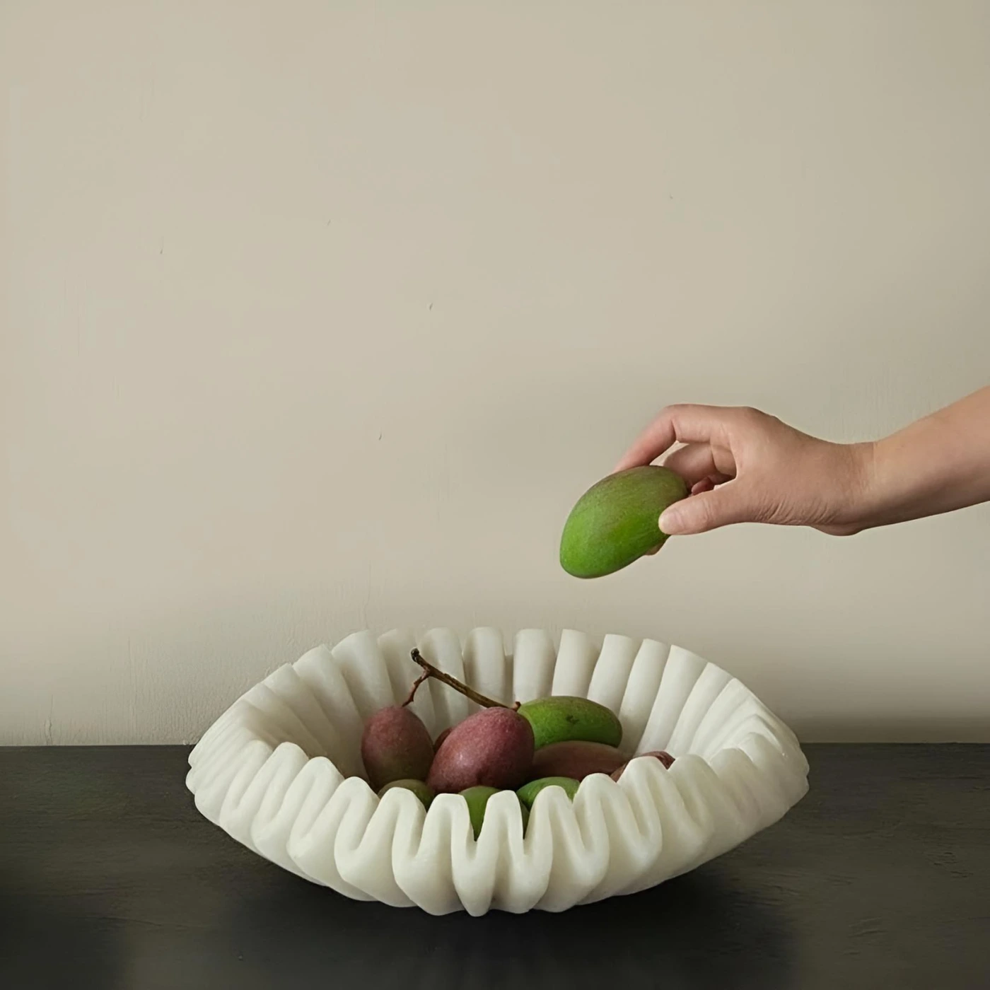 Декоративная тарелка-подставка для фруктов и сервировки (белый) картинка