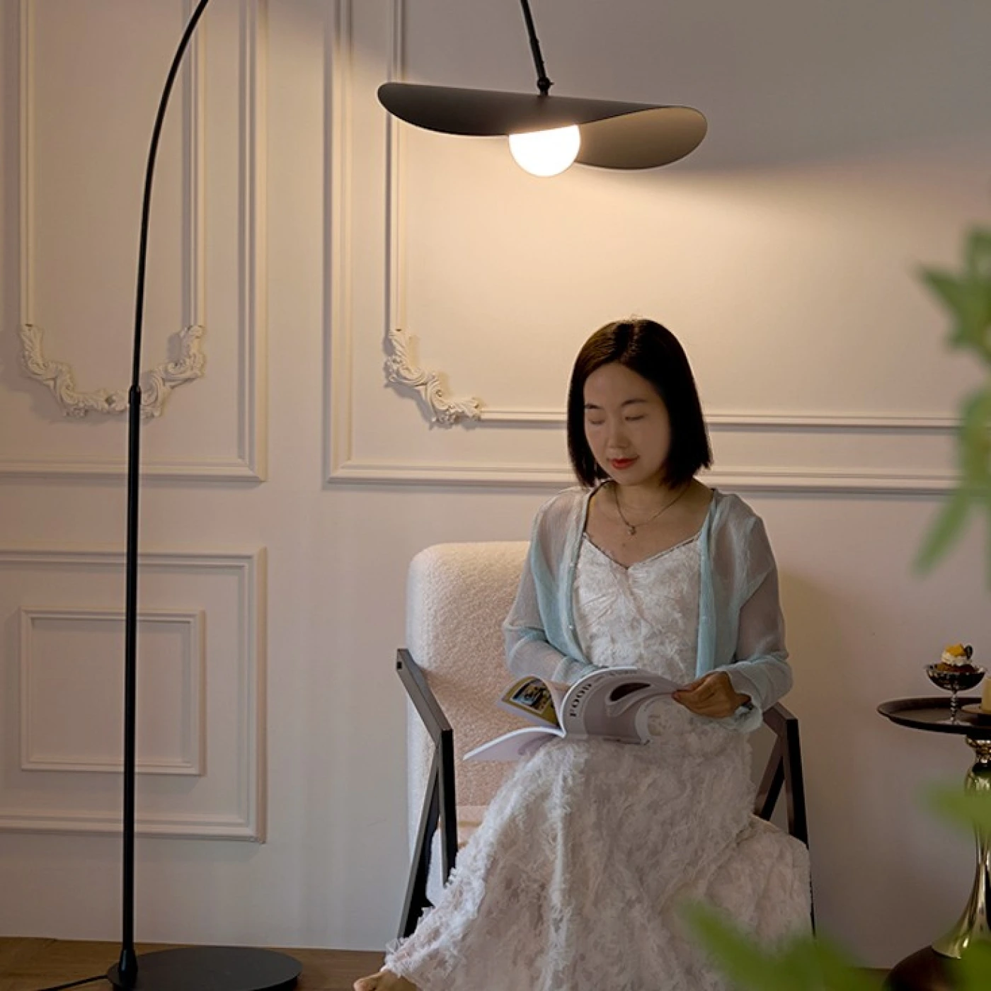 Напольная лампа с плоским абажуром картинка