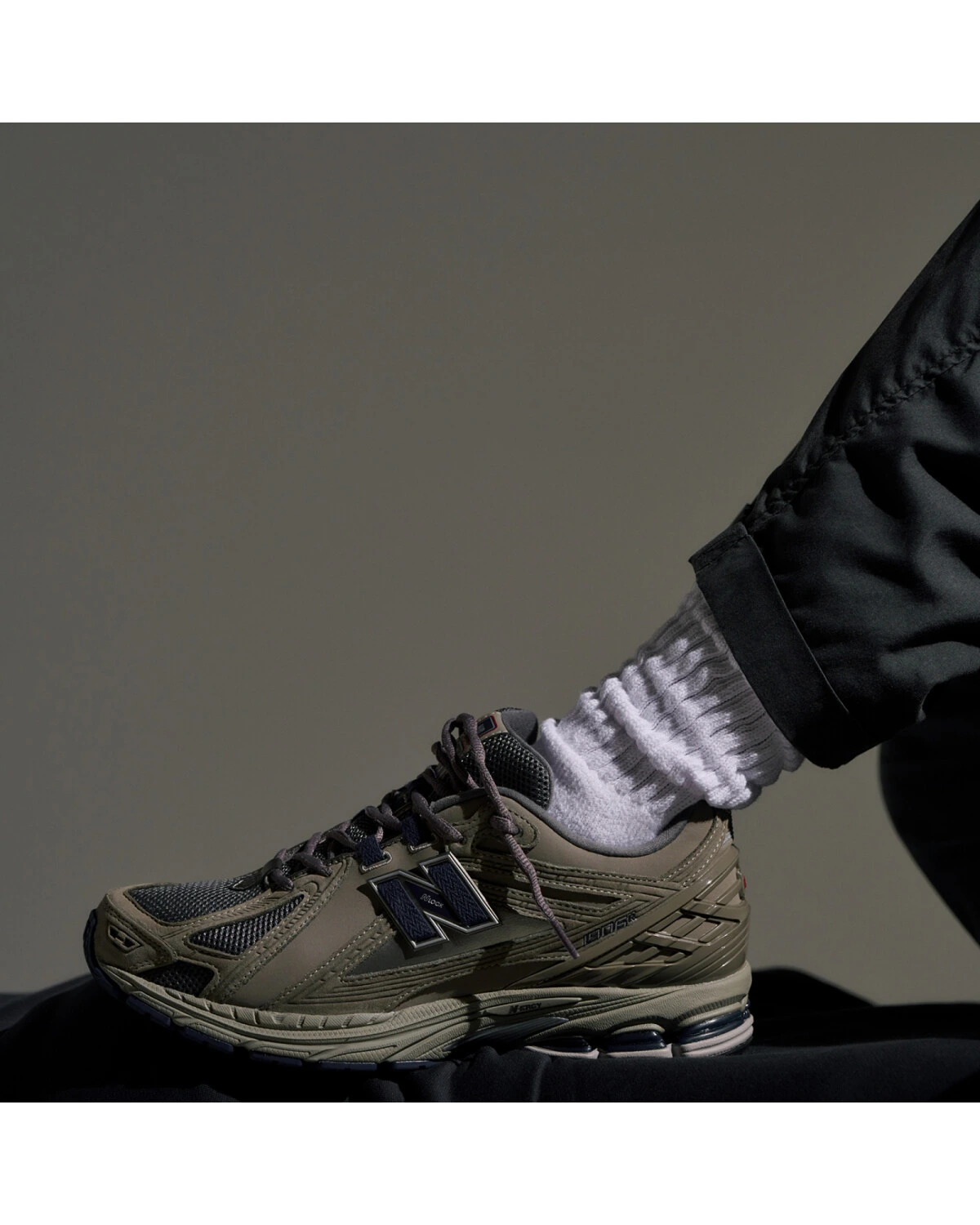 New Balance 1906R мужские и женские кроссовки серые с амортизацией картинка