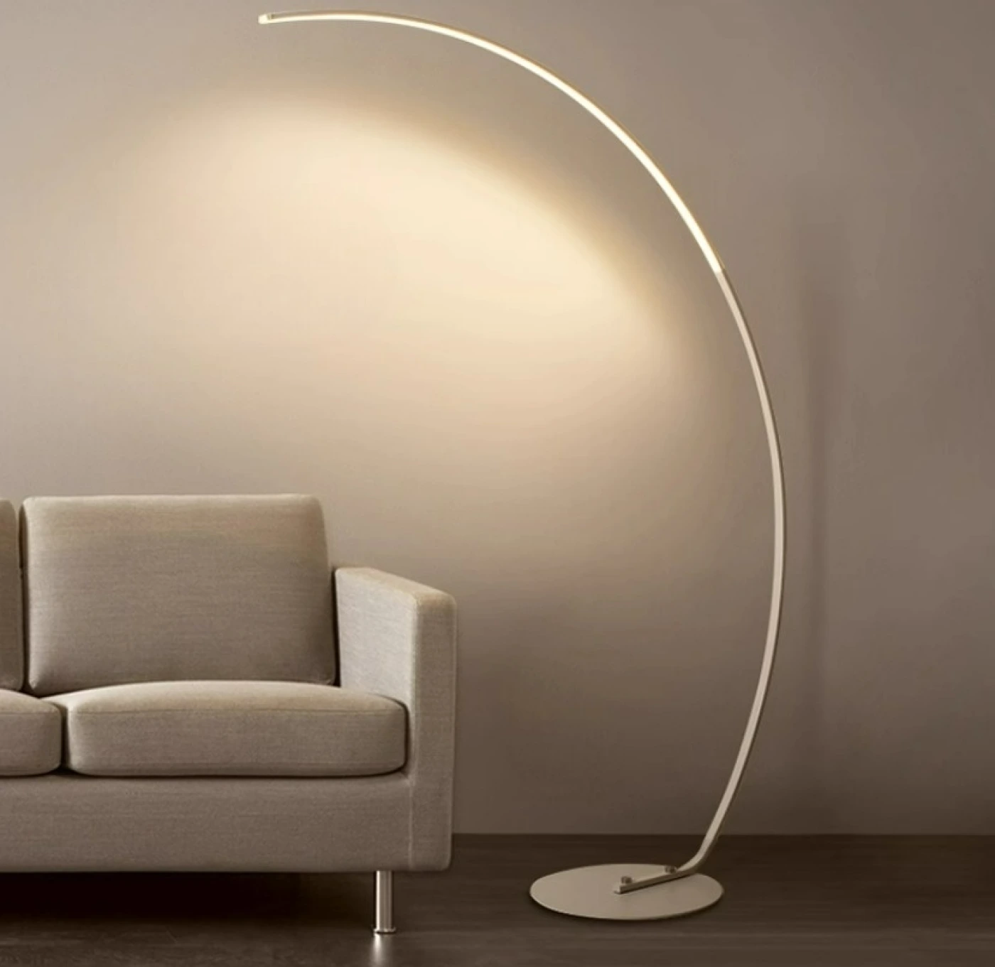 Напольный светильник с изогнутым кронштейном (белый) картинка