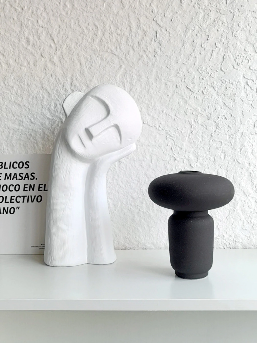 Чёрная матовая ваза в стиле минимализм, ваби-саби картинка