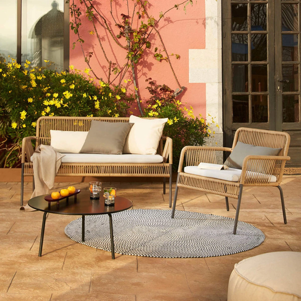 Садовый двухместный диван с реечным плетением картинка