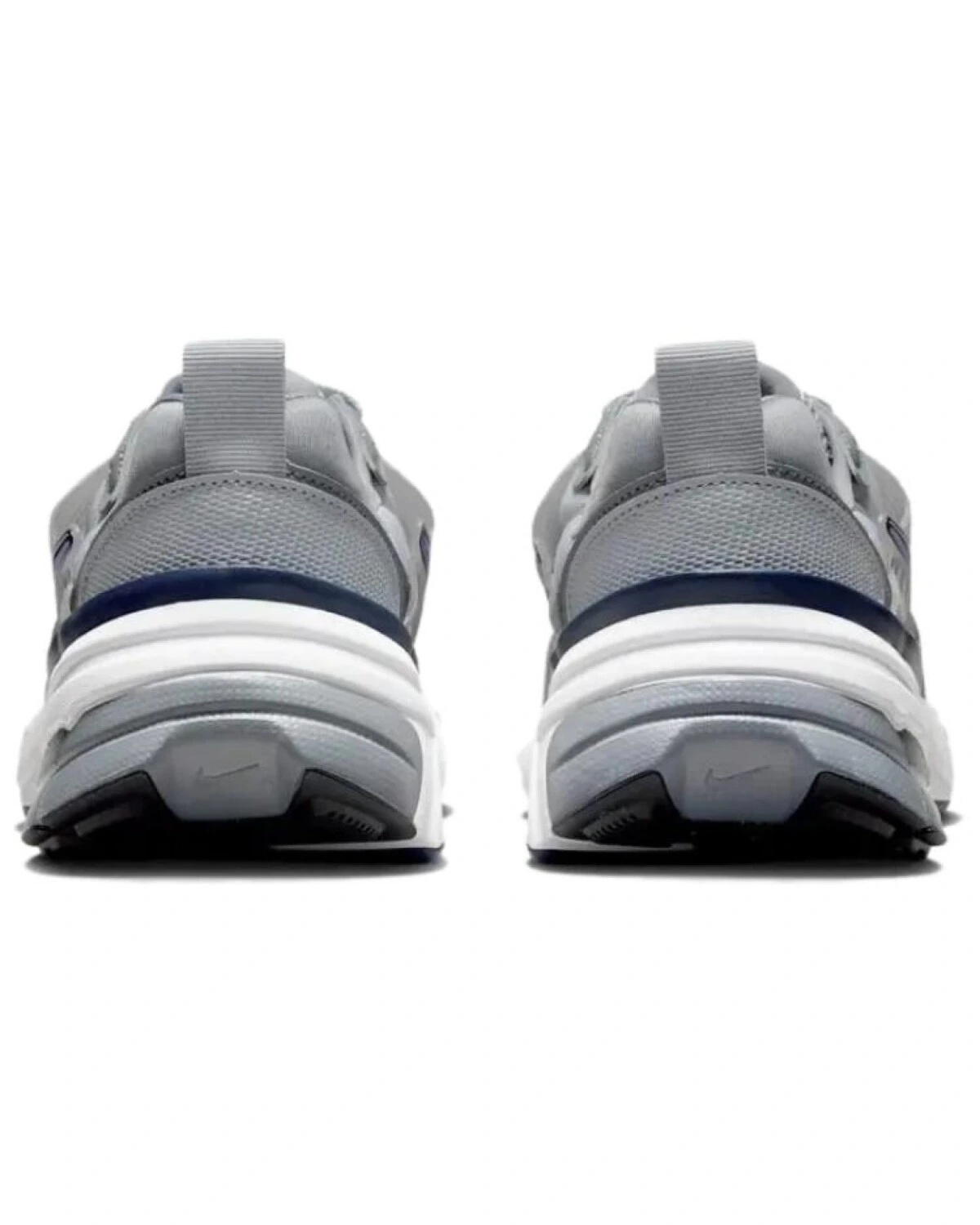 Nike V2K Run unisex кроссовки серо-серебристые сетчатые для бега и повседневной носки картинка